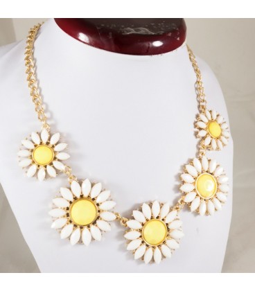 Колье ромашки и цветы из камней и страз на цепи