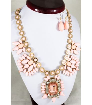 Кольє велике з каменів з великим стразом!