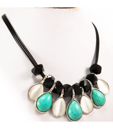 Украшение на шею с яркими камнями