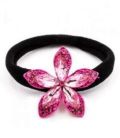 Резинка для волос с яркой брошью, черная