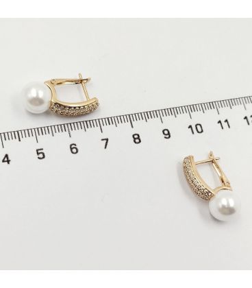 Серьги классические с россыпью цирконов и жемчужиной, лимонная позолота